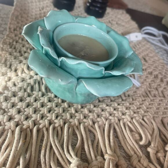 Scentsy petal green element wax warmer - Picture 1 of 11